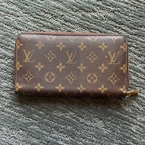 Authentic gently used Louis Vuitton zippy wallet